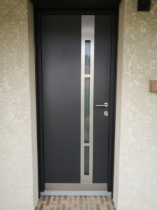 Porte d'entrée modèle Effigie avec Plinthe Majhong en Aluminium K-LINE RAL 2100 noir sablé