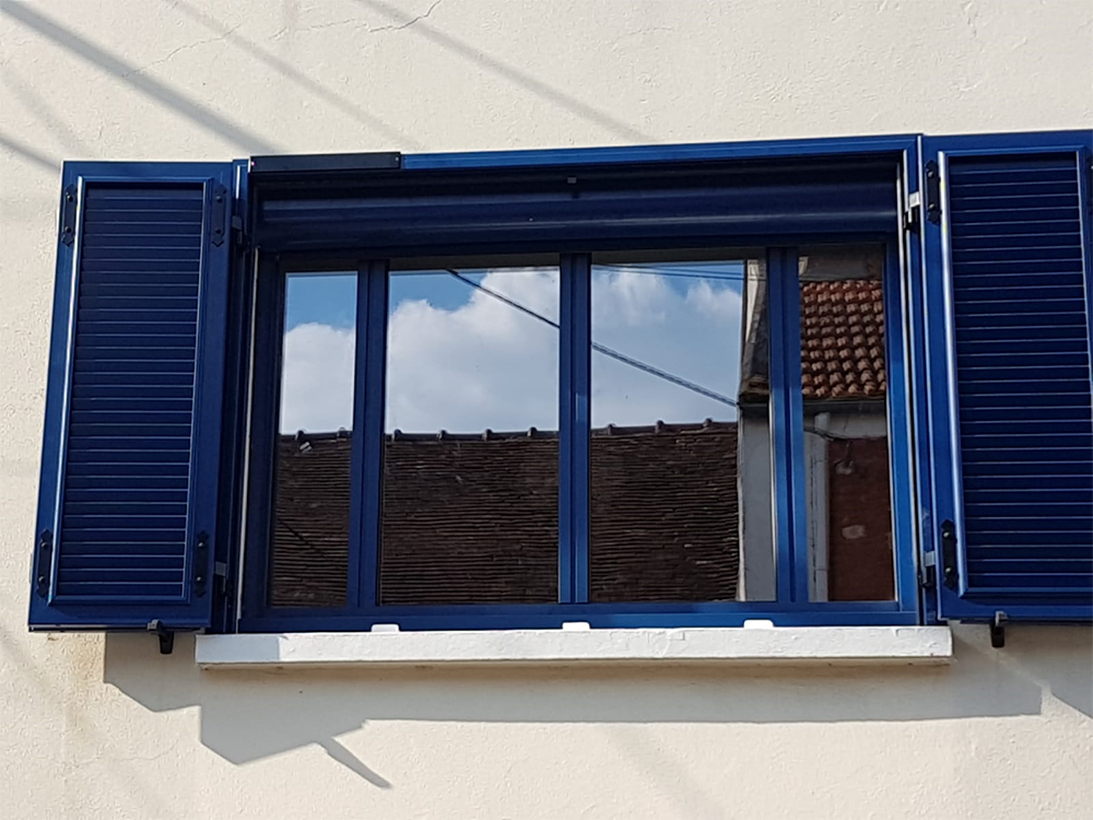 Fenêtre 2 vantaux + 2 fixes + volet roulant solaire + volets battants 4 vantaux aluminium