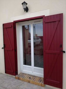 Volets battants aluminium avec pré-cadre SIB RAL 3004 rouge foncé
