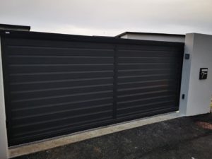 Portail coulissant Aluminium Lames brise vent motorisé SIB ral 2100 noir