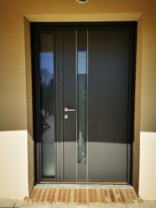 Porte d'entrée aluminium K LINE avec chassis fixe à gauche vitrage dépoli RAL 2900 gris sablé