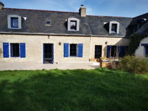 Rénovation complète d'une maison menuiseries Aluminium K LINE RAL 5003 bleu petits bois intégrées dans le vitrage