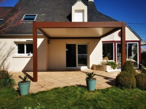 Pergola bioclimatique Couleur structure mars 2525, lames blanches 9016. Ensemble complet en aluminium