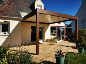 Pergola bioclimatique Couleur structure mars 2525, lames blanches 9016. Ensemble complet en aluminium