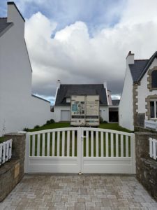 AFB Portail battant avec poteaux aluminium vue extérieure TREFFIAGAT