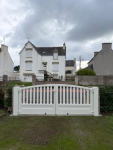 AFB Portail battant avec poteaux aluminium vue intérieure TREFFIAGAT