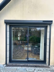 AFB coulissant 2 vantaux K-LINE ral 2100 sablé et volet roulant solaire GUILVINEC